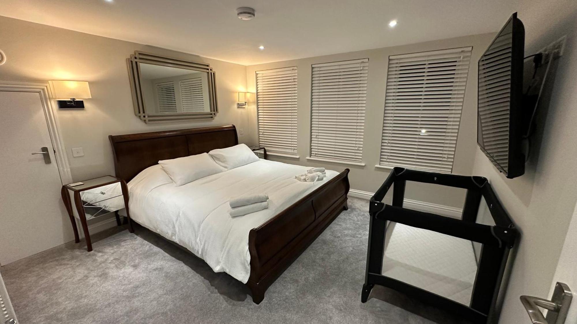 Harper Luxe Serviced Apartments Дънстейбъл Екстериор снимка