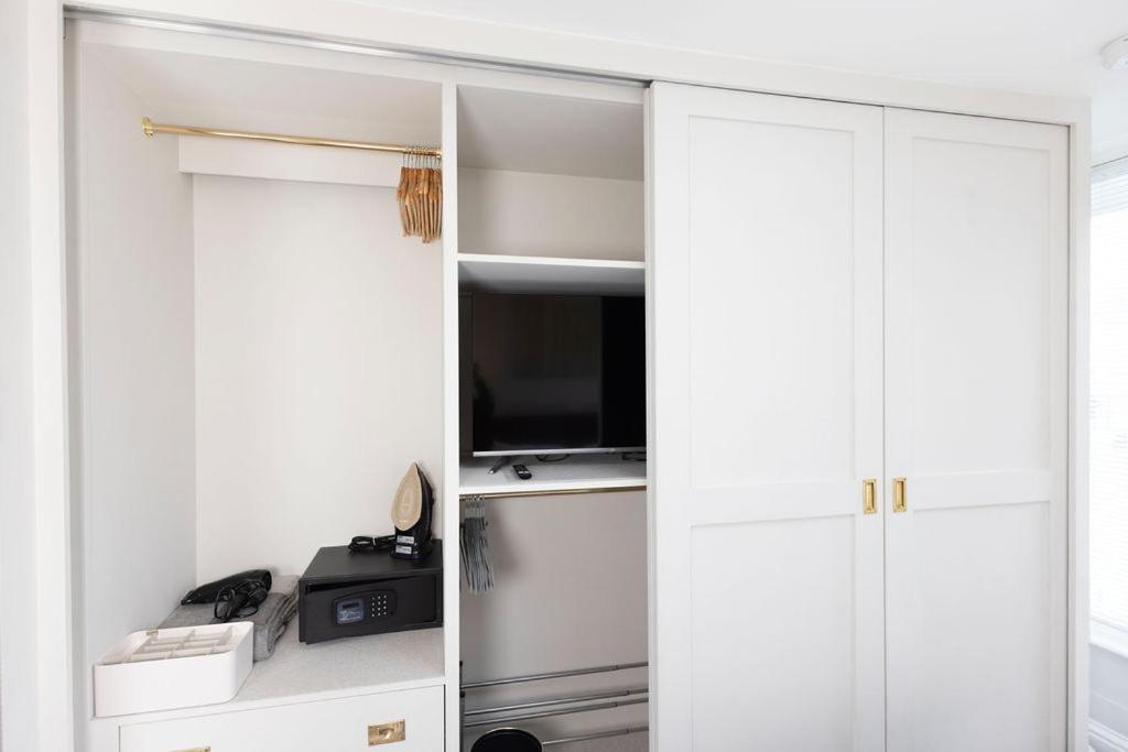 Harper Luxe Serviced Apartments Дънстейбъл Екстериор снимка
